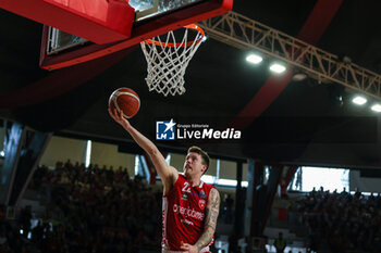 2024-04-28 - Sean Mcdermott #22 of Pallacanestro Varese OpenJobMetis seen in action during LBA Lega Basket A 2023/24 Regular Season game between Pallacanestro Varese OpenJobMetis and Nutribullet Treviso Basket at Itelyum Arena, Varese, Italy on April 28, 2024 - OPENJOBMETIS VARESE VS NUTRIBULLET TREVISO BASKET - ITALIAN SERIE A - BASKETBALL