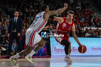 2024-04-28 - Hugo Besson #25 of Pallacanestro Varese OpenJobMetis (R) competes for the ball against D'Angelo Harrison #7 of Nutribullet Treviso Basket (L) during LBA Lega Basket A 2023/24 Regular Season game between Pallacanestro Varese OpenJobMetis and Nutribullet Treviso Basket at Itelyum Arena, Varese, Italy on April 28, 2024 - OPENJOBMETIS VARESE VS NUTRIBULLET TREVISO BASKET - ITALIAN SERIE A - BASKETBALL