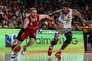 2024-04-28 - Niccolo Mannion #4 of Pallacanestro Varese OpenJobMetis (L) competes for the ball against Telly Allen #25 of Nutribullet Treviso Basket (R) during LBA Lega Basket A 2023/24 Regular Season game between Pallacanestro Varese OpenJobMetis and Nutribullet Treviso Basket at Itelyum Arena, Varese, Italy on April 28, 2024 - OPENJOBMETIS VARESE VS NUTRIBULLET TREVISO BASKET - ITALIAN SERIE A - BASKETBALL