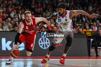 28/04/2024 - Niccolo Mannion #4 of Pallacanestro Varese OpenJobMetis (L) competes for the ball against Telly Allen #25 of Nutribullet Treviso Basket (R) during LBA Lega Basket A 2023/24 Regular Season game between Pallacanestro Varese OpenJobMetis and Nutribullet Treviso Basket at Itelyum Arena, Varese, Italy on April 28, 2024 - OPENJOBMETIS VARESE VS NUTRIBULLET TREVISO BASKET - SERIE A ITALIA - BASKET