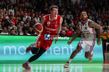 28/04/2024 - Sean Mcdermott #22 of Pallacanestro Varese OpenJobMetis (L) seen in action with D'Angelo Harrison #7 of Nutribullet Treviso Basket (R) during LBA Lega Basket A 2023/24 Regular Season game between Pallacanestro Varese OpenJobMetis and Nutribullet Treviso Basket at Itelyum Arena, Varese, Italy on April 28, 2024 - OPENJOBMETIS VARESE VS NUTRIBULLET TREVISO BASKET - SERIE A ITALIA - BASKET