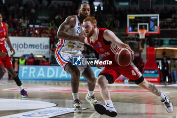 28/04/2024 - Niccolo Mannion #4 of Pallacanestro Varese OpenJobMetis (R) competes for the ball against D'Angelo Harrison #7 of Nutribullet Treviso Basket (L) during LBA Lega Basket A 2023/24 Regular Season game between Pallacanestro Varese OpenJobMetis and Nutribullet Treviso Basket at Itelyum Arena, Varese, Italy on April 28, 2024 - OPENJOBMETIS VARESE VS NUTRIBULLET TREVISO BASKET - SERIE A ITALIA - BASKET