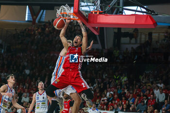 2024-04-28 - Michael Gilmore #2 of Pallacanestro Varese OpenJobMetis dunks during LBA Lega Basket A 2023/24 Regular Season game between Pallacanestro Varese OpenJobMetis and Nutribullet Treviso Basket at Itelyum Arena, Varese, Italy on April 28, 2024 - OPENJOBMETIS VARESE VS NUTRIBULLET TREVISO BASKET - ITALIAN SERIE A - BASKETBALL