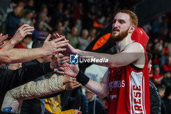 2024-04-28 - Niccolo Mannion #4 of Pallacanestro Varese OpenJobMetis celebrates with Pallacanestro Varese OpenJobMetis supporters at the end of the macth during LBA Lega Basket A 2023/24 Regular Season game between Pallacanestro Varese OpenJobMetis and Nutribullet Treviso Basket at Itelyum Arena, Varese, Italy on April 28, 2024 - OPENJOBMETIS VARESE VS NUTRIBULLET TREVISO BASKET - ITALIAN SERIE A - BASKETBALL