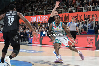 28/04/2024 - Carl Wheatle of Estra Pistoia in action during the match between Dolomiti Energia Trentino and Estra Pistoia, 29th days of regular season of A1 Italian Basketball Championship 2023/2024 at il T Quotidiano Arena on April 28, 2024, Trento, Italy. - DOLOMITI ENERGIA TRENTINO VS ESTRA PISTOIA - SERIE A ITALIA - BASKET