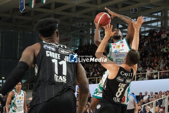 28/04/2024 - Duel under the basket between Jordan Varnado of Estra Pistoia and Luca Conti of Dolomiti Trentino Energia during the match between Dolomiti Energia Trentino and Estra Pistoia, 29th days of regular season of A1 Italian Basketball Championship 2023/2024 at il T Quotidiano Arena on April 28, 2024, Trento, Italy. - DOLOMITI ENERGIA TRENTINO VS ESTRA PISTOIA - SERIE A ITALIA - BASKET