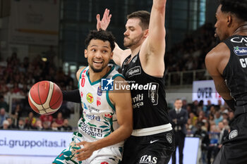 2024-04-28 - Payton Willis of Estra Pistoia contrasted by Matt Mooney of Dolomiti Trentino Energia during the match between Dolomiti Energia Trentino and Estra Pistoia, 29th days of regular season of A1 Italian Basketball Championship 2023/2024 at il T Quotidiano Arena on April 28, 2024, Trento, Italy. - DOLOMITI ENERGIA TRENTINO VS ESTRA PISTOIA - ITALIAN SERIE A - BASKETBALL