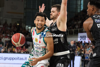 28/04/2024 - Payton Willis of Estra Pistoia contrasted by Matt Mooney of Dolomiti Trentino Energia during the match between Dolomiti Energia Trentino and Estra Pistoia, 29th days of regular season of A1 Italian Basketball Championship 2023/2024 at il T Quotidiano Arena on April 28, 2024, Trento, Italy. - DOLOMITI ENERGIA TRENTINO VS ESTRA PISTOIA - SERIE A ITALIA - BASKET