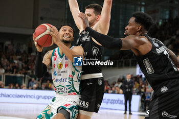28/04/2024 - Payton Willis of Estra Pistoia contrasted by Matt Mooney of Dolomiti Trentino Energia during the match between Dolomiti Energia Trentino and Estra Pistoia, 29th days of regular season of A1 Italian Basketball Championship 2023/2024 at il T Quotidiano Arena on April 28, 2024, Trento, Italy. - DOLOMITI ENERGIA TRENTINO VS ESTRA PISTOIA - SERIE A ITALIA - BASKET