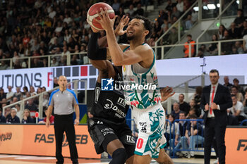 28/04/2024 - Penetration of Payton Willis of Estra Pistoia during the match between Dolomiti Energia Trentino and Estra Pistoia, 29th days of regular season of A1 Italian Basketball Championship 2023/2024 at il T Quotidiano Arena on April 28, 2024, Trento, Italy. - DOLOMITI ENERGIA TRENTINO VS ESTRA PISTOIA - SERIE A ITALIA - BASKET