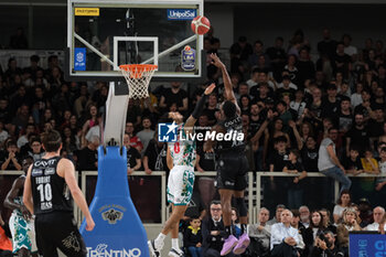 2024-04-28 - Kamar Baldwin of Dolomiti Trentino Energia in action during the match between Dolomiti Energia Trentino and Estra Pistoia, 29th days of regular season of A1 Italian Basketball Championship 2023/2024 at il T Quotidiano Arena on April 28, 2024, Trento, Italy. - DOLOMITI ENERGIA TRENTINO VS ESTRA PISTOIA - ITALIAN SERIE A - BASKETBALL