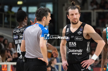 2024-04-28 - Toto Forray of Dolomiti Trentino Energia discuss with the referee of the match during the match between Dolomiti Energia Trentino and Estra Pistoia, 29th days of regular season of A1 Italian Basketball Championship 2023/2024 at il T Quotidiano Arena on April 28, 2024, Trento, Italy. - DOLOMITI ENERGIA TRENTINO VS ESTRA PISTOIA - ITALIAN SERIE A - BASKETBALL