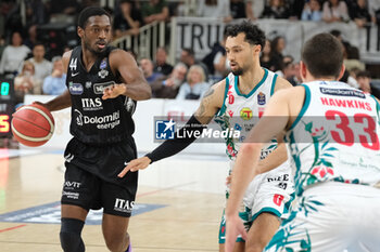 2024-04-28 - Kamar Baldwin of Dolomiti Trentino Energia play the ball during the match between Dolomiti Energia Trentino and Estra Pistoia, 29th days of regular season of A1 Italian Basketball Championship 2023/2024 at il T Quotidiano Arena on April 28, 2024, Trento, Italy. - DOLOMITI ENERGIA TRENTINO VS ESTRA PISTOIA - ITALIAN SERIE A - BASKETBALL