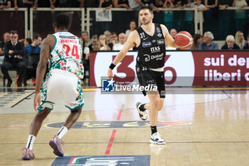 28/04/2024 - Matt Mooney of Dolomiti Trentino Energia play the ball during the match between Dolomiti Energia Trentino and Estra Pistoia, 29th days of regular season of A1 Italian Basketball Championship 2023/2024 at il T Quotidiano Arena on April 28, 2024, Trento, Italy. - DOLOMITI ENERGIA TRENTINO VS ESTRA PISTOIA - SERIE A ITALIA - BASKET