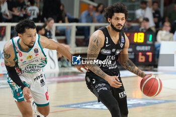 28/04/2024 - Prentiss Hubb of Dolomiti Trentino Energia in action during the match between Dolomiti Energia Trentino and Estra Pistoia, 29th days of regular season of A1 Italian Basketball Championship 2023/2024 at il T Quotidiano Arena on April 28, 2024, Trento, Italy. - DOLOMITI ENERGIA TRENTINO VS ESTRA PISTOIA - SERIE A ITALIA - BASKET