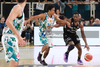 2024-04-28 - Kamar Baldwin of Dolomiti Trentino Energia contrasted by Charlie Edward Moore of Estra Pistoia during the match between Dolomiti Energia Trentino and Estra Pistoia, 29th days of regular season of A1 Italian Basketball Championship 2023/2024 at il T Quotidiano Arena on April 28, 2024, Trento, Italy. - DOLOMITI ENERGIA TRENTINO VS ESTRA PISTOIA - ITALIAN SERIE A - BASKETBALL