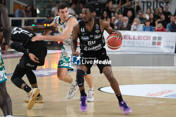 28/04/2024 - Kamar Baldwin of Dolomiti Trentino Energia in action during the match between Dolomiti Energia Trentino and Estra Pistoia, 29th days of regular season of A1 Italian Basketball Championship 2023/2024 at il T Quotidiano Arena on April 28, 2024, Trento, Italy. - DOLOMITI ENERGIA TRENTINO VS ESTRA PISTOIA - SERIE A ITALIA - BASKET