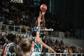 2024-04-28 - Suspension shot of Kamar Baldwin of Dolomiti Trentino Energia during the match between Dolomiti Energia Trentino and Estra Pistoia, 29th days of regular season of A1 Italian Basketball Championship 2023/2024 at il T Quotidiano Arena on April 28, 2024, Trento, Italy. - DOLOMITI ENERGIA TRENTINO VS ESTRA PISTOIA - ITALIAN SERIE A - BASKETBALL