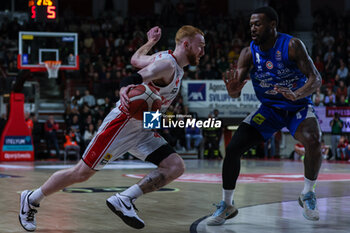 2024-03-30 - Niccolo Mannion #4 of Pallacanestro Varese OpenJobMetis (L) and Jason Burnell #4 of Germani Brescia (R) seen in action during LBA Lega Basket A 2023/24 Regular Season game between Pallacanestro Varese OpenJobMetis and Germani Brescia at Itelyum Arena, Varese, Italy on March 30, 2024 - OPENJOBMETIS VARESE VS GERMANI BRESCIA - ITALIAN SERIE A - BASKETBALL