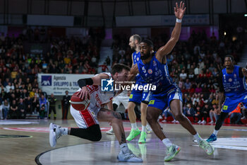2024-03-30 - Hugo Besson #25 of Pallacanestro Varese OpenJobMetis (L) competes for the ball against Christian Jalon Massinburg #5 of Germani Brescia (R) during LBA Lega Basket A 2023/24 Regular Season game between Pallacanestro Varese OpenJobMetis and Germani Brescia at Itelyum Arena, Varese, Italy on March 30, 2024 - OPENJOBMETIS VARESE VS GERMANI BRESCIA - ITALIAN SERIE A - BASKETBALL