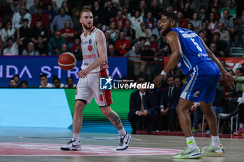 2024-03-30 - Niccolo Mannion #4 of Pallacanestro Varese OpenJobMetis (L) seen in action with Christian Jalon Massinburg #5 of Germani Brescia (R) during LBA Lega Basket A 2023/24 Regular Season game between Pallacanestro Varese OpenJobMetis and Germani Brescia at Itelyum Arena, Varese, Italy on March 30, 2024 - OPENJOBMETIS VARESE VS GERMANI BRESCIA - ITALIAN SERIE A - BASKETBALL