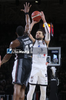 2024-05-11 - Kyle Weems (Tortona) in action thwarted by Bryant Dunston (Bologna) during the LBA during game 1 of the playoffs of the Italian Serie A1 basketball championship Segafredo Virtus Bologna Vs. Bertram Derthona Tortona at Segafredo Arena, Bologna, Italy, May 11, 2024 - Photo: Michele Nucci - PLAYOFF - VIRTUS SEGAFREDO BOLOGNA VS BERTRAM DERTHONA TORTONA - ITALIAN SERIE A - BASKETBALL