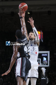 2024-05-11 - Kyle Weems (Tortona) in action thwarted by Bryant Dunston (Bologna) during the LBA during game 1 of the playoffs of the Italian Serie A1 basketball championship Segafredo Virtus Bologna Vs. Bertram Derthona Tortona at Segafredo Arena, Bologna, Italy, May 11, 2024 - Photo: Michele Nucci - PLAYOFF - VIRTUS SEGAFREDO BOLOGNA VS BERTRAM DERTHONA TORTONA - ITALIAN SERIE A - BASKETBALL