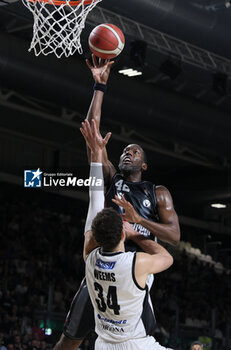 2024-05-11 - Bryant Dunston (Bologna) in action thwarted by Kyle Weems (Tortona) during the LBA during game 1 of the playoffs of the Italian Serie A1 basketball championship Segafredo Virtus Bologna Vs. Bertram Derthona Tortona at Segafredo Arena, Bologna, Italy, May 11, 2024 - Photo: Michele Nucci - PLAYOFF - VIRTUS SEGAFREDO BOLOGNA VS BERTRAM DERTHONA TORTONA - ITALIAN SERIE A - BASKETBALL