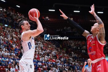 2024-05-12 - Toto Forray (Dolomiti Energia Trento) & Shabaz Napier (EA7 Emporio Armani Olimpia Milano) - PLAYOFF - EA7 EMPORIO ARMANI MILANO VS DOLOMITI ENERGIA TRENTO - ITALIAN SERIE A - BASKETBALL