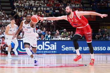 2024-05-12 - Kamar Baldwin (Dolomiti Energia Trento) & Nikola Mirotic (EA7 Emporio Armani Olimpia Milano) - PLAYOFF - EA7 EMPORIO ARMANI MILANO VS DOLOMITI ENERGIA TRENTO - ITALIAN SERIE A - BASKETBALL