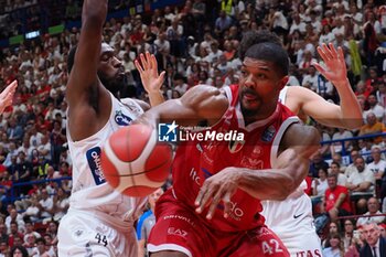 2024-05-12 - Kyle Hines (EA7 Emporio Armani Olimpia Milano) & Kamar Baldwin (Dolomiti Energia Trento) - PLAYOFF - EA7 EMPORIO ARMANI MILANO VS DOLOMITI ENERGIA TRENTO - ITALIAN SERIE A - BASKETBALL