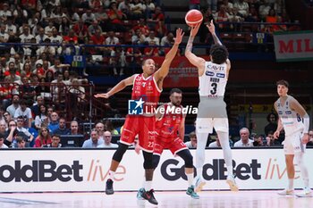 2024-05-12 - Prentiss Hubb (Dolomiti Energia Trento) & Devon Hall (EA7 Emporio Armani Olimpia Milano) - PLAYOFF - EA7 EMPORIO ARMANI MILANO VS DOLOMITI ENERGIA TRENTO - ITALIAN SERIE A - BASKETBALL