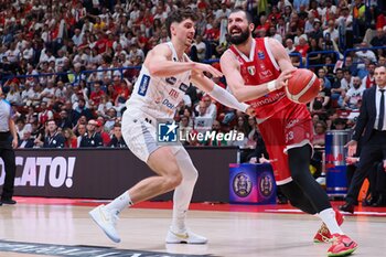 2024-05-12 - Nikola Mirotic (EA7 Emporio Armani Olimpia Milano) & Daulton Hommes (Dolomiti Energia Trento) - PLAYOFF - EA7 EMPORIO ARMANI MILANO VS DOLOMITI ENERGIA TRENTO - ITALIAN SERIE A - BASKETBALL