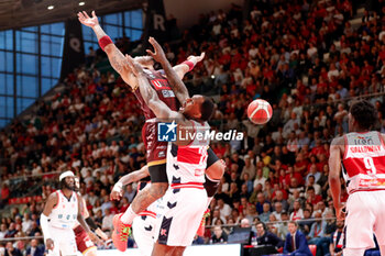 2024-05-16 - Rayjon Tucker (Umana Reyer Venezia), Tarik Black (Unahotels Pallacanestro Reggiana) - PLAYOFF - UNAHOTELS REGGIO VS UMANA REYER VENEZIA - ITALIAN SERIE A - BASKETBALL