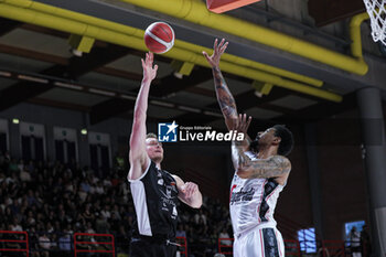 2024-05-18 - #43 Leon Radosevic (Bertram Derthona Basket Tortona) and #25 Mickey Jordan (Virtus Segafredo Bologna) - PLAYOFF - BERTRAM DERTHONA TORTONA VS VIRTUS SEGAFREDO BOLOGNA - ITALIAN SERIE A - BASKETBALL