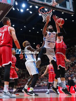 2024-05-27 - Michael Cobbins (Germani Brescia) & Johannes Voigtmann (EA7 Emporio Armani Olimpia Milano) - EA7 EMPORIO ARMANI MILANO VS GERMANI BRESCIA - ITALIAN SERIE A - BASKETBALL