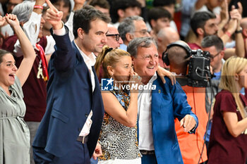 2024-05-29 - Luigi Brugnaro Mayor of Venice celebrates a victory at the end of match - UMANA REYER VENEZIA VS VIRTUS SEGAFREDO BOLOGNA - ITALIAN SERIE A - BASKETBALL