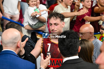 2024-05-29 - Umana Reyer Venezia’s Davide Casarin greets the fans at the end of the match - UMANA REYER VENEZIA VS VIRTUS SEGAFREDO BOLOGNA - ITALIAN SERIE A - BASKETBALL