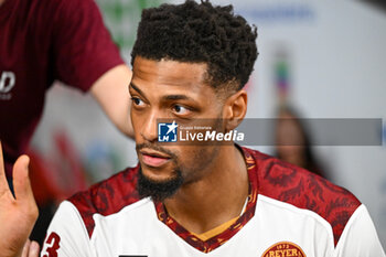 2024-05-29 - Umana Reyer Venezia’s Kyle Wiljer greets the fans at the end of the match - UMANA REYER VENEZIA VS VIRTUS SEGAFREDO BOLOGNA - ITALIAN SERIE A - BASKETBALL