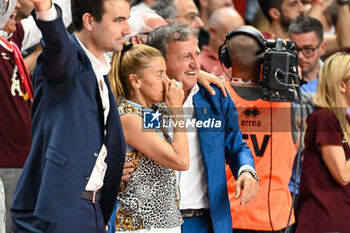 2024-05-29 - Luigi Brugnaro Mayor of Venice celebrates a victory at the end of match - UMANA REYER VENEZIA VS VIRTUS SEGAFREDO BOLOGNA - ITALIAN SERIE A - BASKETBALL