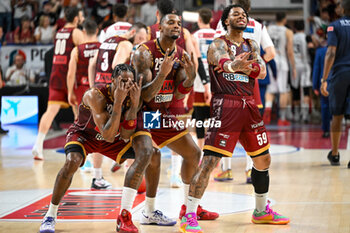 2024-05-29 - Umana Reyer Venezia’s Jordan Parks, Umana Reyer Venezia’s Aamir Simms and Umana Reyer Venezia’s Rayjon Tucker celebrates a victory at the end of match - UMANA REYER VENEZIA VS VIRTUS SEGAFREDO BOLOGNA - ITALIAN SERIE A - BASKETBALL