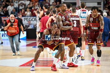 2024-05-29 - Umana Reyer Venezia’s Jordan Parks, Umana Reyer Venezia’s Aamir Simms and Umana Reyer Venezia’s Rayjon Tucker celebrates a victory at the end of match - UMANA REYER VENEZIA VS VIRTUS SEGAFREDO BOLOGNA - ITALIAN SERIE A - BASKETBALL