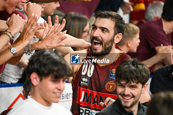 2024-05-29 - Umana Reyer Venezia’s Amedeo Tessitori greets the fans at the end of the match - UMANA REYER VENEZIA VS VIRTUS SEGAFREDO BOLOGNA - ITALIAN SERIE A - BASKETBALL