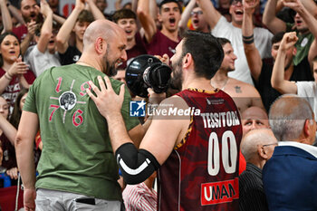 2024-05-29 - Umana Reyer Venezia’s Amedeo Tessitori greets the fans at the end of the match - UMANA REYER VENEZIA VS VIRTUS SEGAFREDO BOLOGNA - ITALIAN SERIE A - BASKETBALL