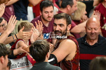 2024-05-29 - Umana Reyer Venezia’s Amedeo Tessitori greets the fans at the end of the match - UMANA REYER VENEZIA VS VIRTUS SEGAFREDO BOLOGNA - ITALIAN SERIE A - BASKETBALL