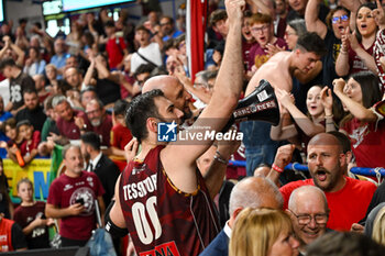 2024-05-29 - Umana Reyer Venezia’s Amedeo Tessitori greets the fans at the end of the match - UMANA REYER VENEZIA VS VIRTUS SEGAFREDO BOLOGNA - ITALIAN SERIE A - BASKETBALL