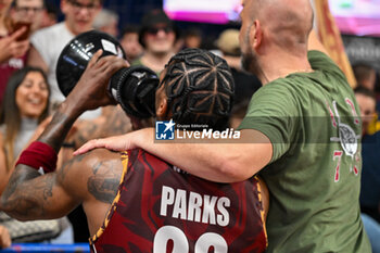 2024-05-29 - Umana Reyer Venezia’s Jordan Parks greets the fans at the end of the match - UMANA REYER VENEZIA VS VIRTUS SEGAFREDO BOLOGNA - ITALIAN SERIE A - BASKETBALL