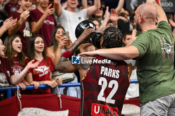 2024-05-29 - Umana Reyer Venezia’s Jordan Parks greets the fans at the end of the match - UMANA REYER VENEZIA VS VIRTUS SEGAFREDO BOLOGNA - ITALIAN SERIE A - BASKETBALL