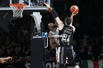 2024-05-26 - Aamir Simms (Umana Reyer Venezia) in action thwarted by Tornike Shengelia (Segafredo Virtus Bologna) during the LBA italian A1 series basketball championship match 2 of the playoffs semifinals Segafredo Virtus Bologna Vs. Umana Reyer Venezia at Segafredo Arena, Bologna, Italy, May 26, 2024 - Photo: Michele Nucci - VIRTUS BOLOGNA VS REYER VENEZIA - ITALIAN SERIE A - BASKETBALL