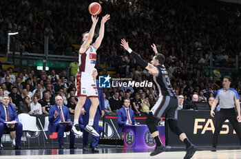 2024-05-26 - Max Heidegger (Umana Reyer Venezia) in action thwarted by Marco Belinelli (Segafredo Virtus Bologna) during the LBA italian A1 series basketball championship match 2 of the playoffs semifinals Segafredo Virtus Bologna Vs. Umana Reyer Venezia at Segafredo Arena, Bologna, Italy, May 26, 2024 - Photo: Michele Nucci - VIRTUS BOLOGNA VS REYER VENEZIA - ITALIAN SERIE A - BASKETBALL